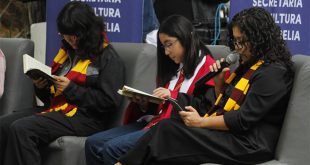 Niños y adultos participando en el maratón de lectura de Harry Potter en Morelia.