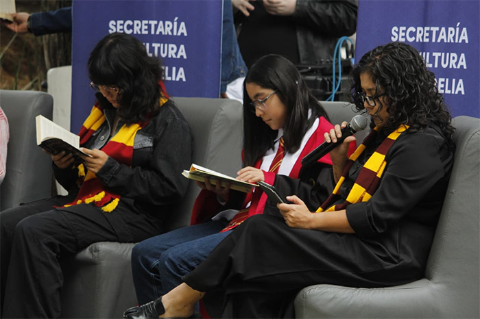 Niños y adultos participando en el maratón de lectura de Harry Potter en Morelia.