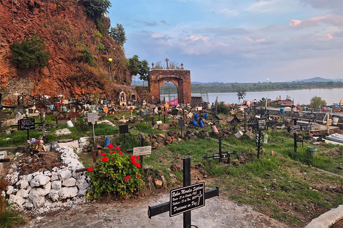 Vista panorámica de la isla de Janitzio donde se realizarán las mejoras en el panteón.