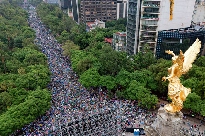 Aficionados celebrando en el Ángel de la Independencia durante el Mundial 2026.