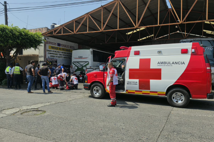 Unidades de corporaciones de seguridad y auxilio en una vialidad urbana de Michoacán.