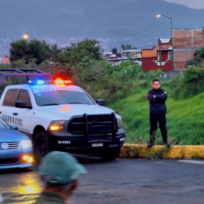 Unidades de seguridad y acordonamiento perimetral cerca de un cauce fluvial en Michoacán.