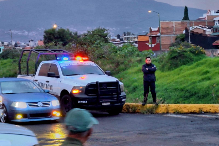 Unidades de seguridad y acordonamiento perimetral cerca de un cauce fluvial en Michoacán.