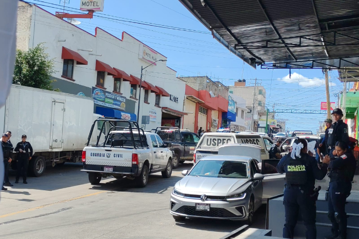 Unidades de seguridad y peritos de la FGE acordonando la zona tras el triple crimen en Morelia.
