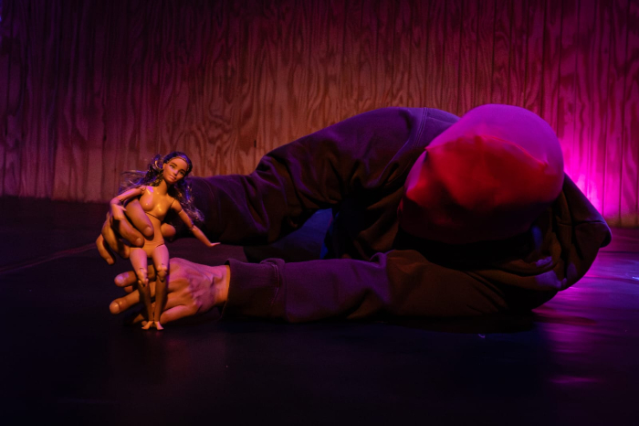Presentación de danza contemporánea e interpretación escénica en un foro cultural.