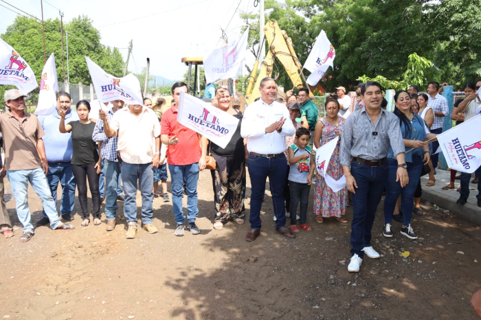 Autoridades municipales y vecinos durante el arranque de obra vial en Michoacán.