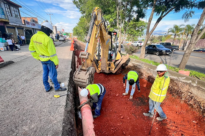 Maquinaria pesada realizando labores de excavación para la construcción del carril exclusivo del Morebús.