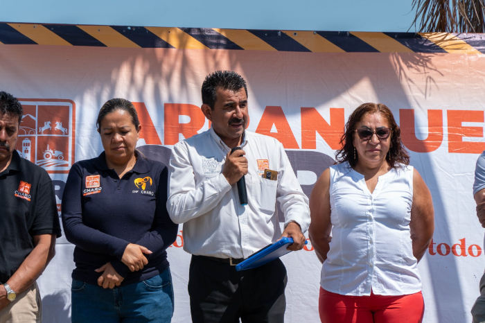 Autoridades municipales y vecinos durante el banderazo de inicio de obra en Michoacán.