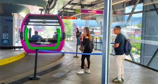 Cabinas del teleférico de Uruapan operando sobre la ciudad.