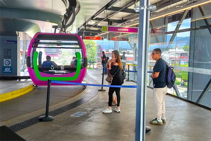 Cabinas del teleférico de Uruapan operando sobre la ciudad.