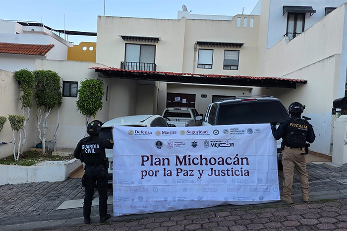 Elementos de la Fiscalía General del Estado de Michoacán durante un operativo.