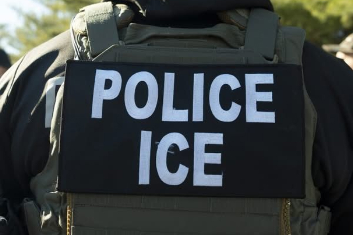 Agentes del Departamento de Seguridad Nacional en operativo migratorio.