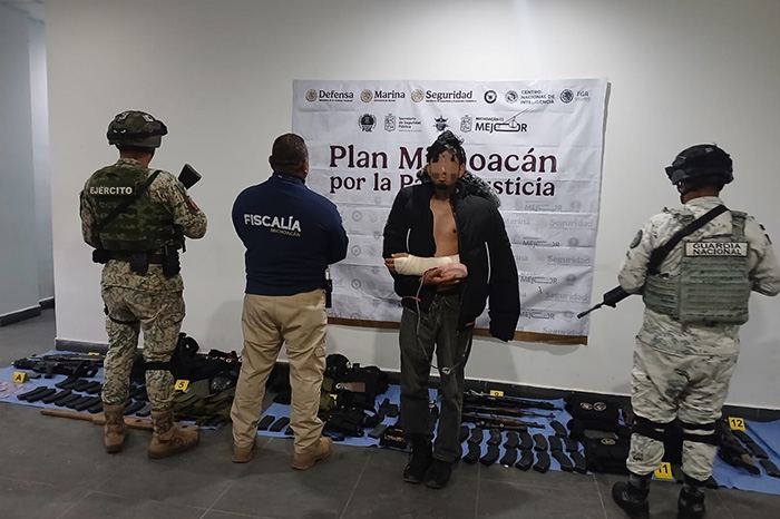 Unidades de seguridad y elementos de los tres órdenes de gobierno durante un cateo en Ciudad Hidalgo.