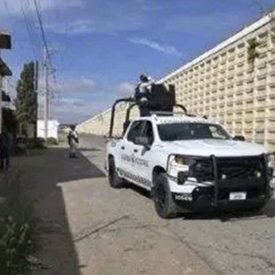 Elementos de seguridad patrullando una carretera en Zacatecas tras hallazgos violentos.