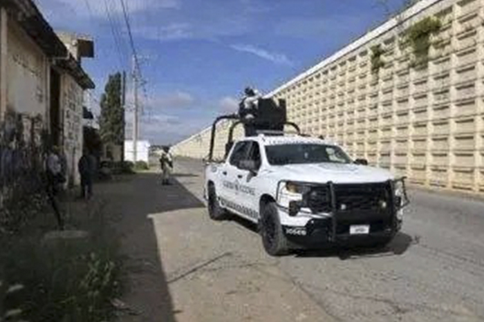 Elementos de seguridad patrullando una carretera en Zacatecas tras hallazgos violentos.