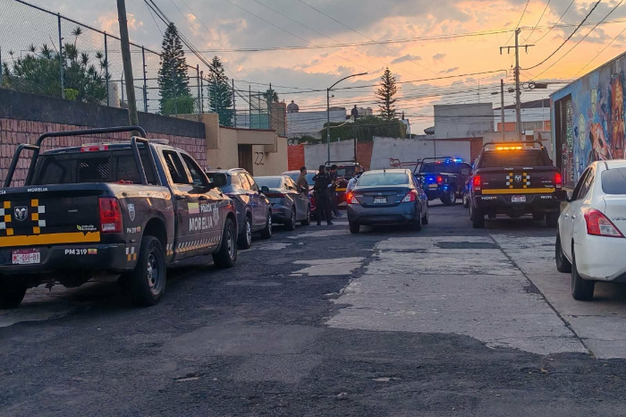 Unidades de la Policía Morelia y Guardia Civil acordonando una vialidad tras un operativo de seguridad.