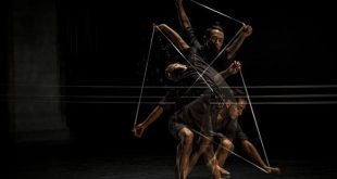 Integrantes de la compañía de danza La Serpiente durante una presentación coreográfica.