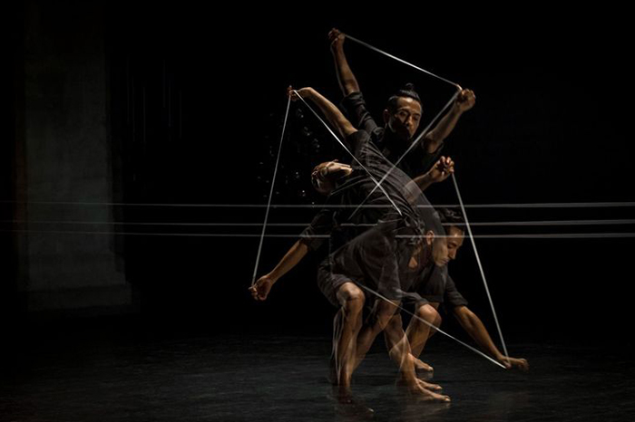 Integrantes de la compañía de danza La Serpiente durante una presentación coreográfica.
