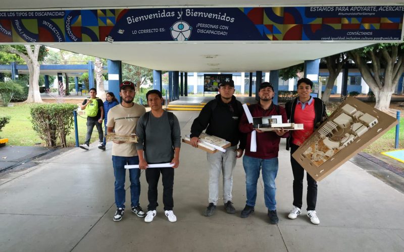 Estudiantes consultando los resultados de admisión en una computadora de la Universidad Michoacana.