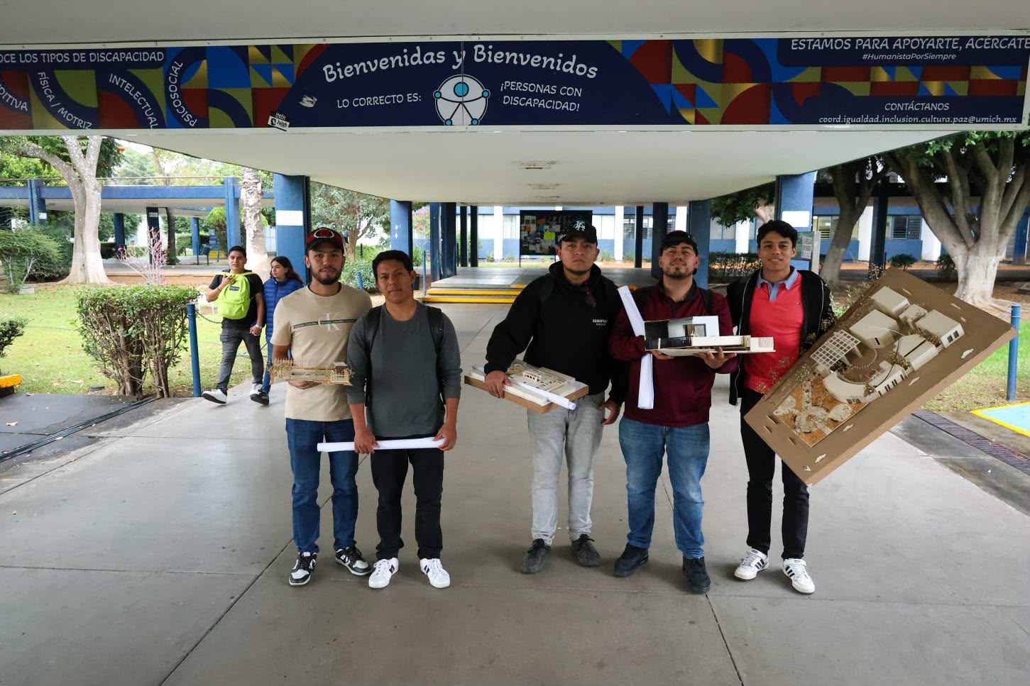 Estudiantes consultando los resultados de admisión en una computadora de la Universidad Michoacana.