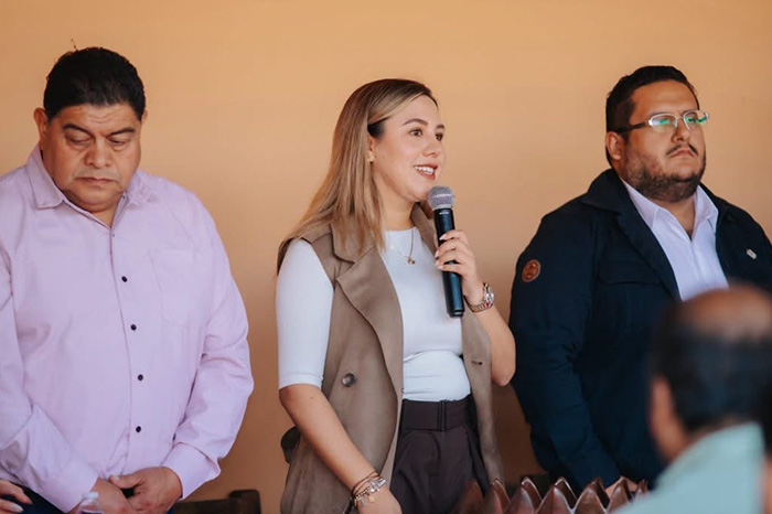 La alcaldesa Dayana Pérez Mendoza dialogando con artesanos y funcionarios en Santa Clara del Cobre.