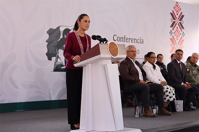 La presidenta Claudia Sheinbaum y el gobernador Alfredo Ramírez Bedolla durante la conferencia matutina en Morelia.