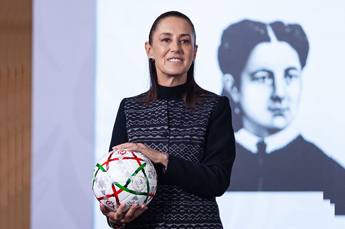 La presidenta Claudia Sheinbaum con un balón del Mundial 2026.