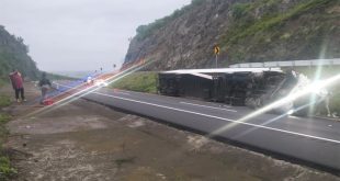 Tractocamión volcado sobre el carril izquierdo de la Autopista de Occidente.