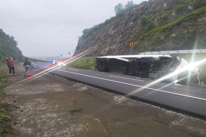 Tractocamión volcado sobre el carril izquierdo de la Autopista de Occidente.