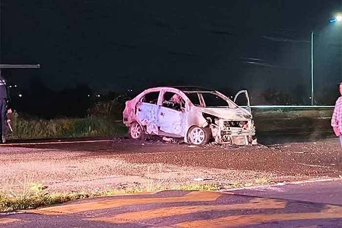 Vehículo calcinado a un costado de la carretera Tarímbaro–Álvaro Obregón.
