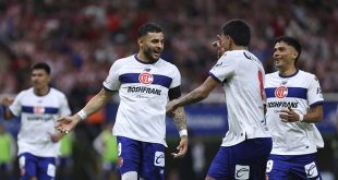 Alexis Vega celebrando su anotación ante el equipo de las Chivas en el estadio.