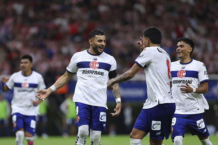 Alexis Vega celebrando su anotación ante el equipo de las Chivas en el estadio.