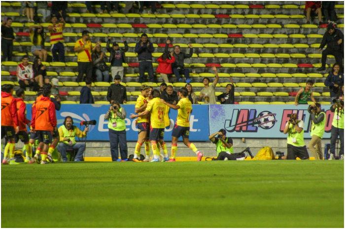 Acciones del partido de fútbol y festejo en el estadio de Michoacán.