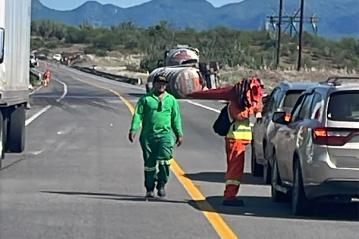 Accidente de un autotanque en la autopista Siglo XXI con presencia de cuerpos de emergencia.