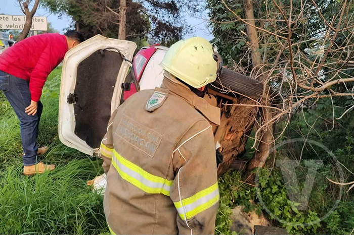 Elementos de Protección Civil y Tránsito atendiendo la volcadura de un taxi en la carretera Morelia-Pátzcuaro.