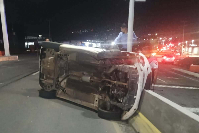 Auto volcado en el Libramiento de Morelia.