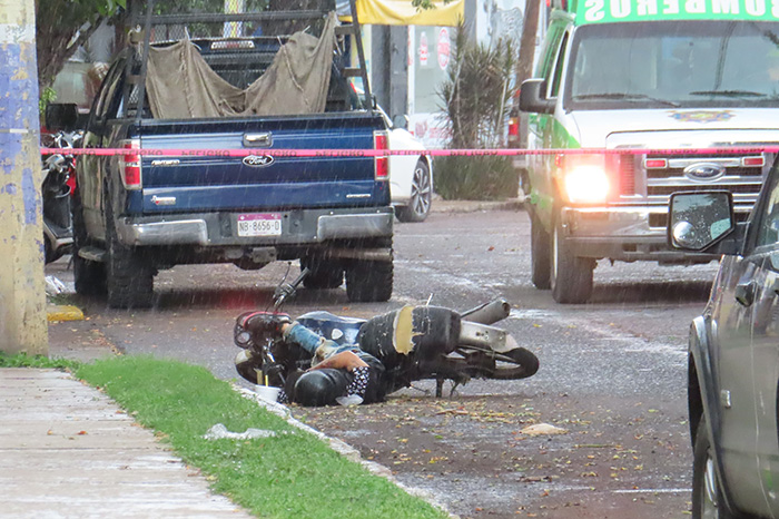 Escena donde un motociclista fue asesinado a balazos cerca de Plaza 30, en Zamora, mientras autoridades de la FGE realizan las investigaciones.