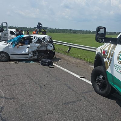 Equipos de emergencia realizando maniobras tras choque automovilístico en la autopista Morelia–Salamanca.