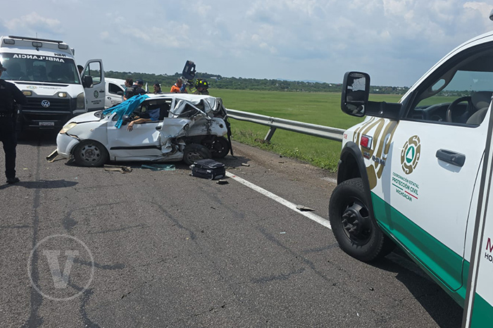 Equipos de emergencia realizando maniobras tras choque automovilístico en la autopista Morelia–Salamanca.