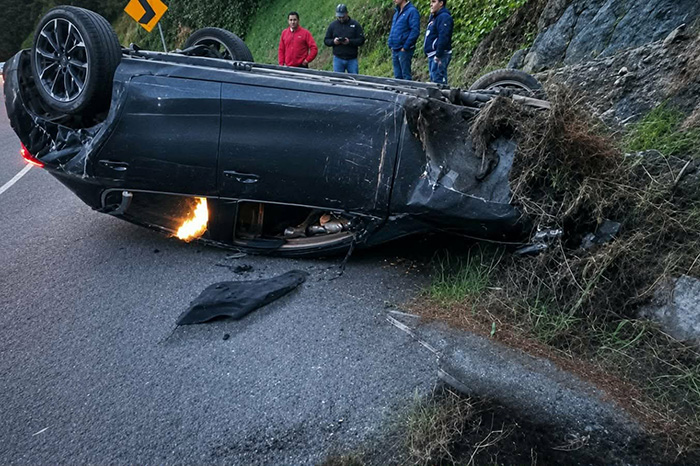 Elementos de emergencia atendiendo accidente de vehículo volcado en la carretera Opopeo-Pátzcuaro