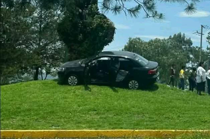 Vehículo accidentado sobre una jardinera a unos metros de la glorieta Juan Pablo II en Altozano