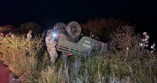 Elementos del Ejército resguardando la zona del accidente en la carretera La Piedad–Yurécuaro por volcadura de Humvee
