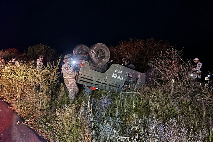 Elementos del Ejército resguardando la zona del accidente en la carretera La Piedad–Yurécuaro por volcadura de Humvee
