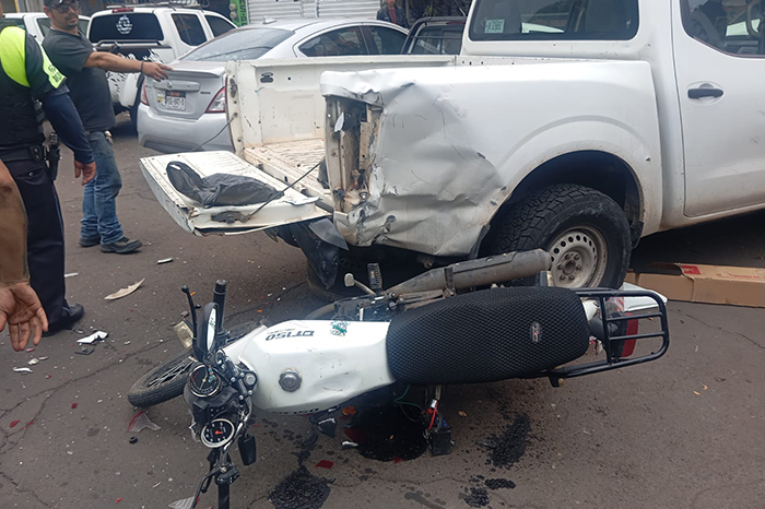 Unidades involucradas en el accidente vial sobre la avenida Juárez en el municipio de Zamora.