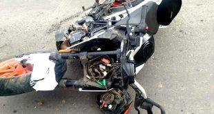 Elementos de auxilio brindan atención médica tras un accidente de motocicleta en la carretera Zitácuaro-Morelia