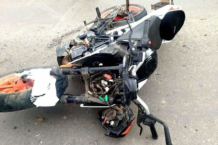 Elementos de auxilio brindan atención médica tras un accidente de motocicleta en la carretera Zitácuaro-Morelia