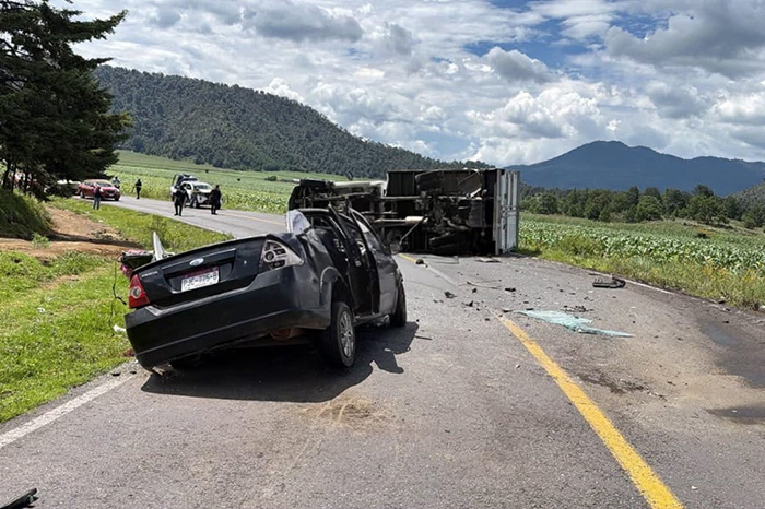 Cuerpos de auxilio y seguridad resguardan la zona tras un fatal accidente en la carretera Uruapan-Paracho
