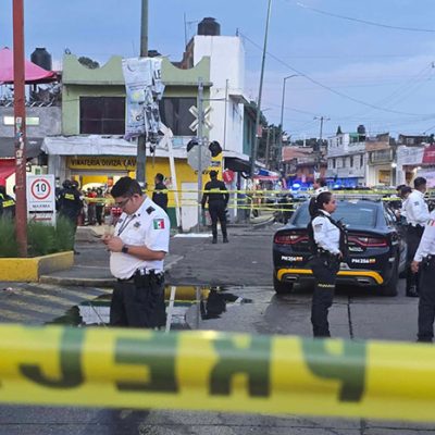 Elementos de emergencia acordonan las vías tras un accidente de tren en la colonia Jacarandas en Morelia