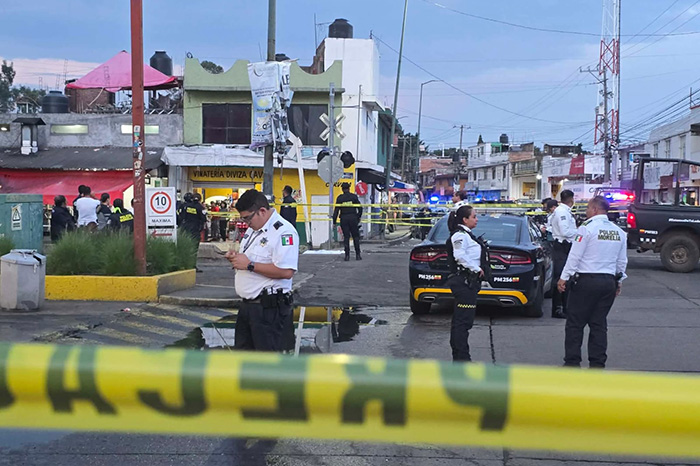 Elementos de emergencia acordonan las vías tras un accidente de tren en la colonia Jacarandas en Morelia