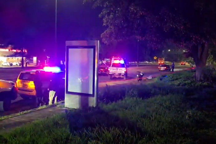Elementos de seguridad resguardan el carril lateral tras un accidente de motocicleta en el Periférico de Morelia